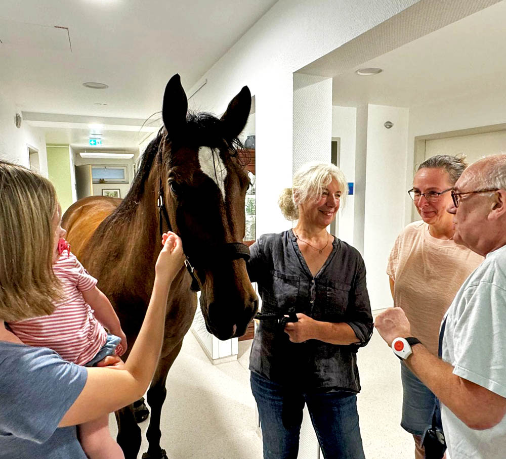 Renate Bock mit einem der Pferde im Hospiz bei einem Gast