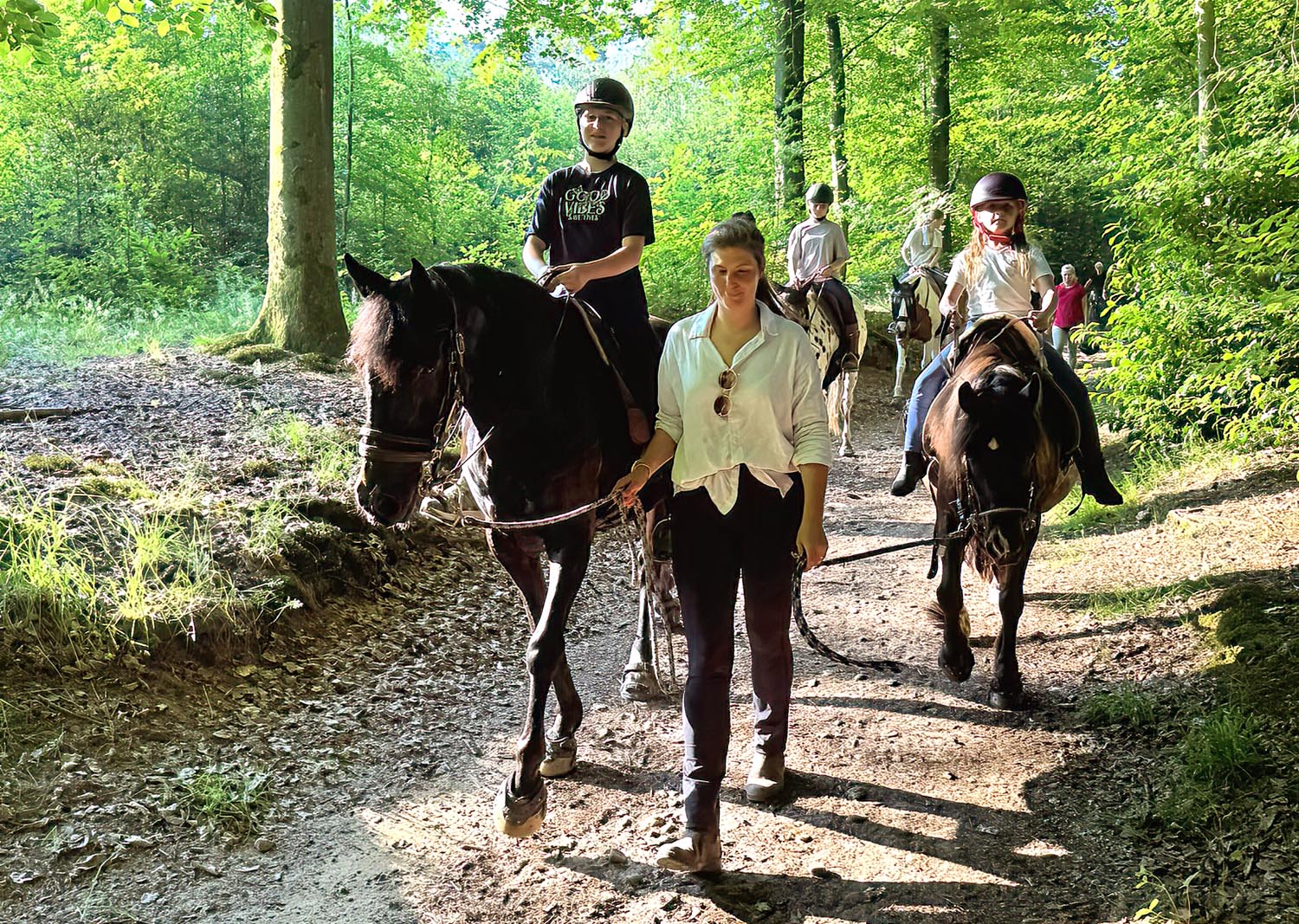 Kinder reiten durch den Wald